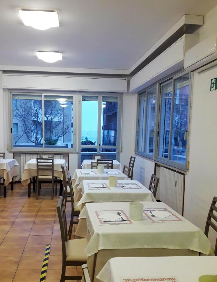 Hotel Caesar Пезаро Екстер'єр фото