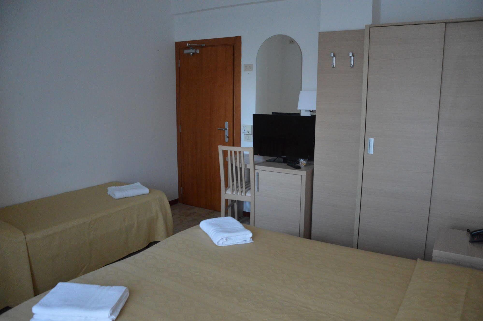 Hotel Caesar Пезаро Екстер'єр фото