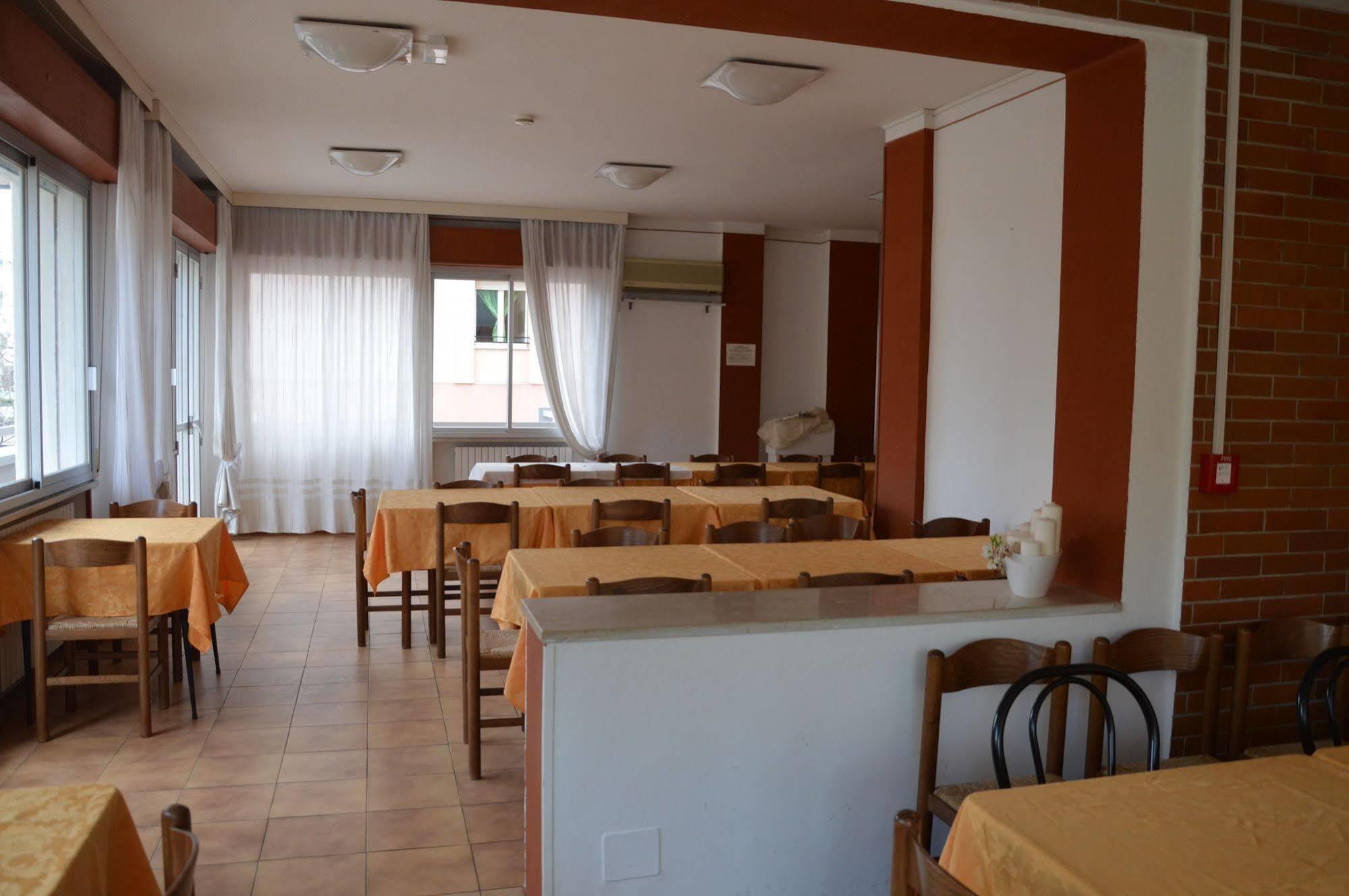 Hotel Caesar Пезаро Екстер'єр фото